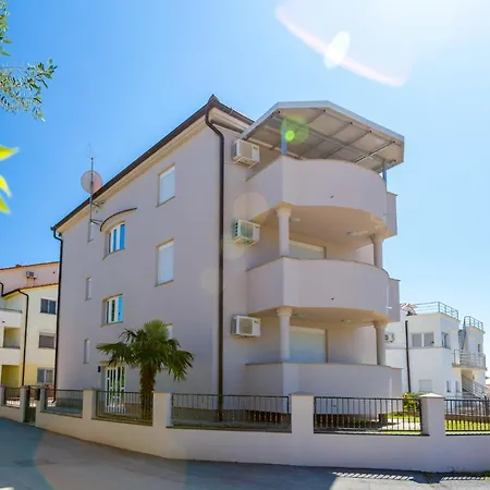 Boro - A4 First Floor - Mpolo Apartment *